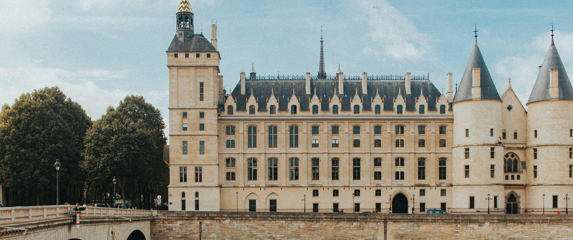 notre-dame-kids-tour-private-conciergerie