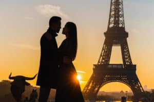 romantic-kiss-paris