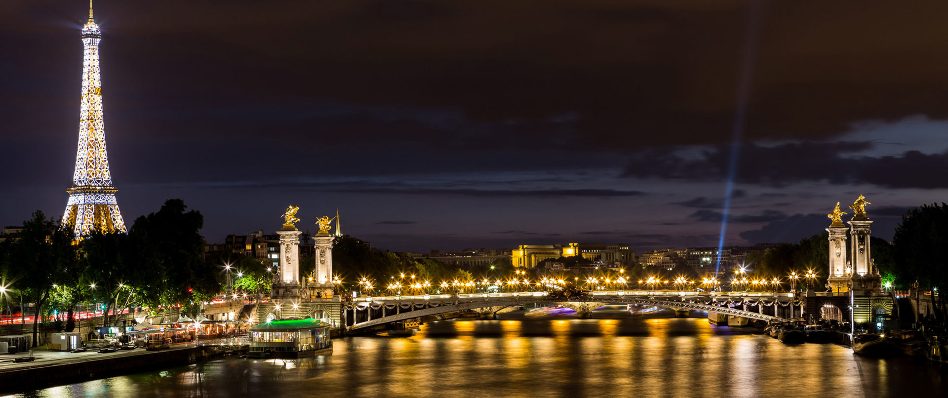 Paris-Night-Van-Eiffel-Tower