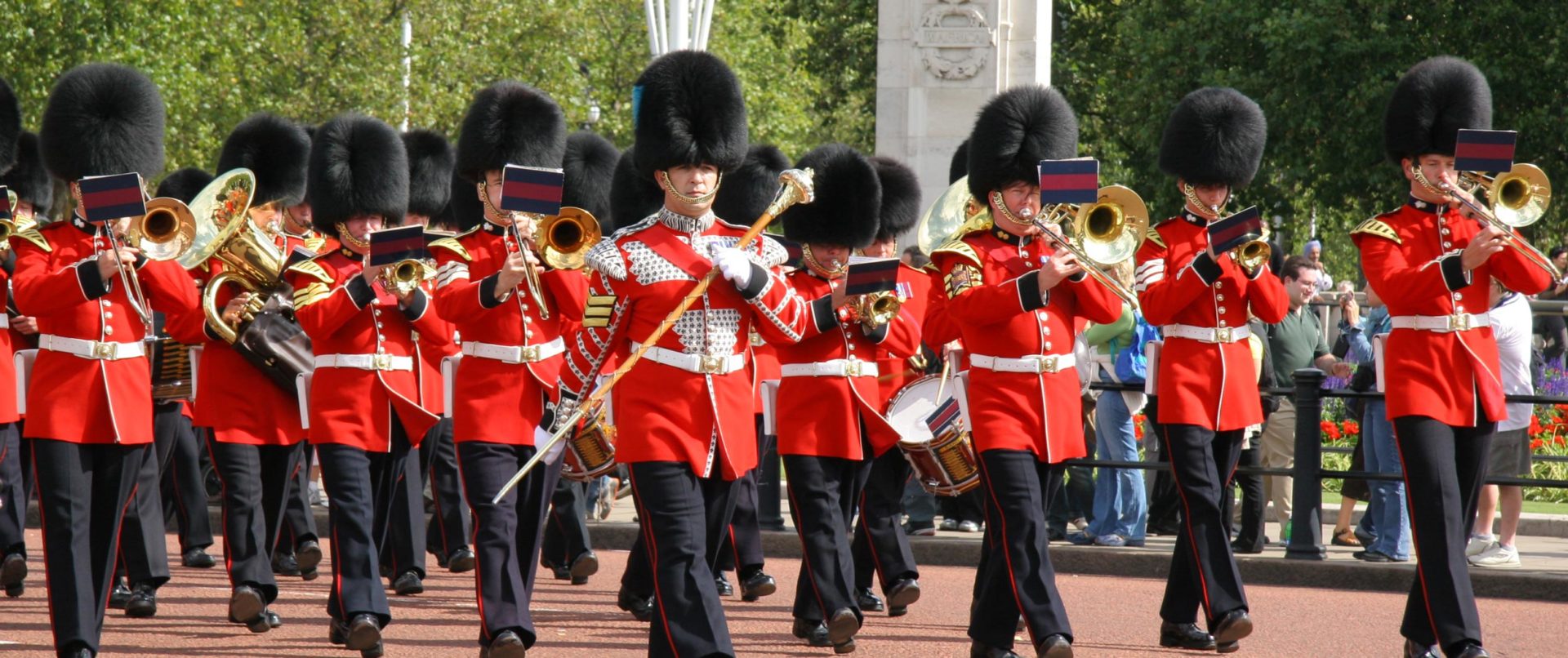 royal-london-haf-day-family-tour-guards